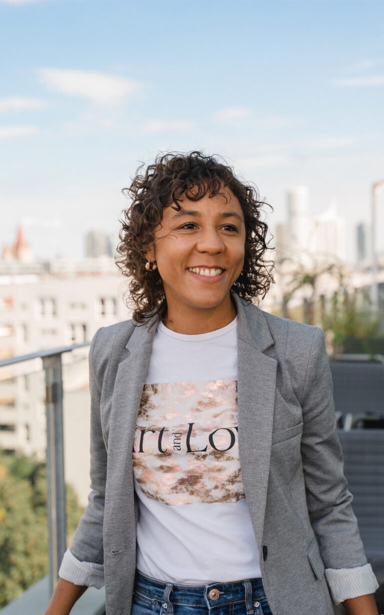 Portraitbild Florence Adegeye